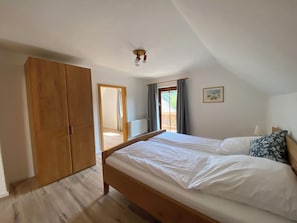 1 bedroom, bed sheets