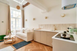 Kühlschrank, Ofen, Geschirrspüler, Wasserkocher mit Kaffee-/Teezubehör