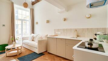 KĂŒhlschrank, Ofen, GeschirrspĂŒler, Wasserkocher mit Kaffee-/Teezubehör