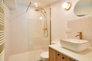 Dusche, Haartrockner, Handtücher