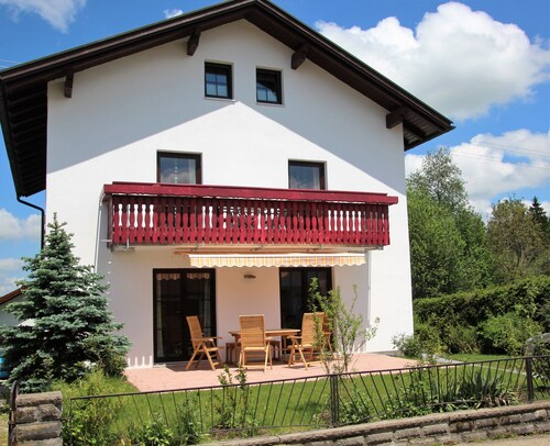 Ferienwohnung 'Villa Hilde' mit Bergblick, privater Terrasse und Wi-Fi