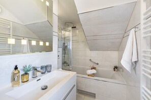 Een douche, een haardroger, handdoeken