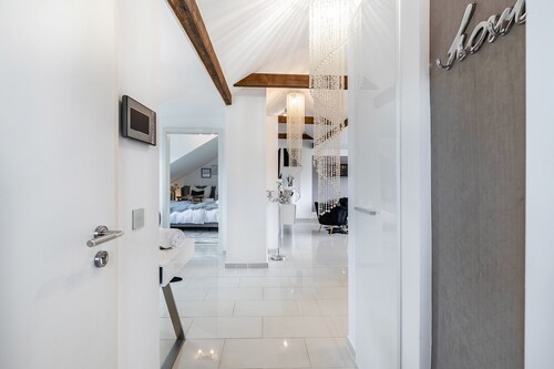 Apartment 'Luxusapartment Mit Balkon' with Balcony, Wi-Fi and Air Conditioning