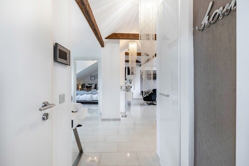 Apartment 'Luxusapartment Mit Balkon' with Balcony, Wi-Fi and Air Conditioning