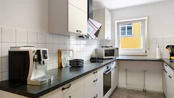 Een koelkast, een microgolfoven, een oven, een kookplaat