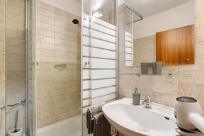 Suihku, hiustenkuivaaja, pyyhkeet