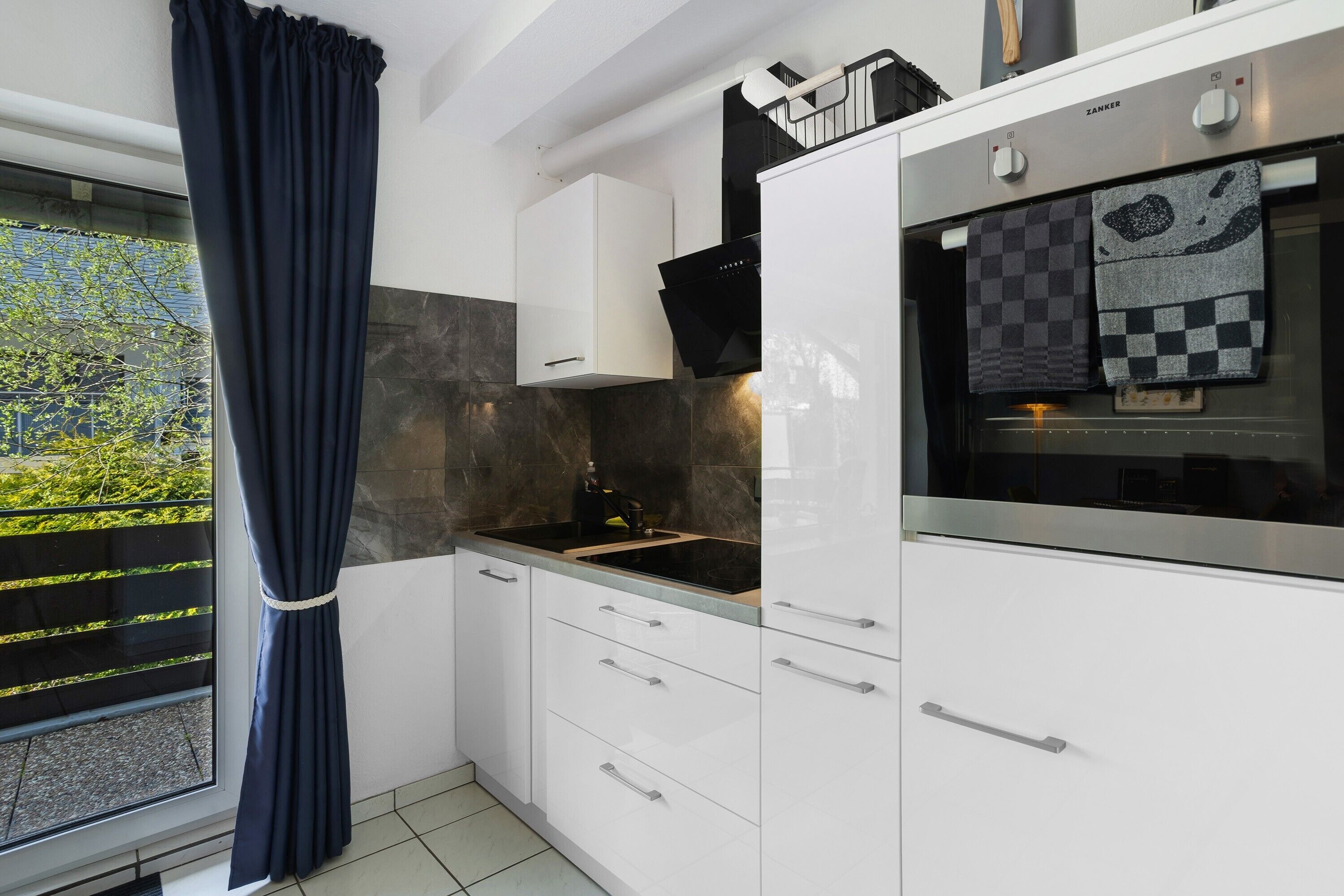 Fridge, oven, stovetop, coffee/tea maker