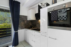 Køleskab, ovn, kogeplade, kaffe-/temaskine