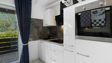 Kjøleskap, ovn, kokeplater og kaffetrakter/tekoker