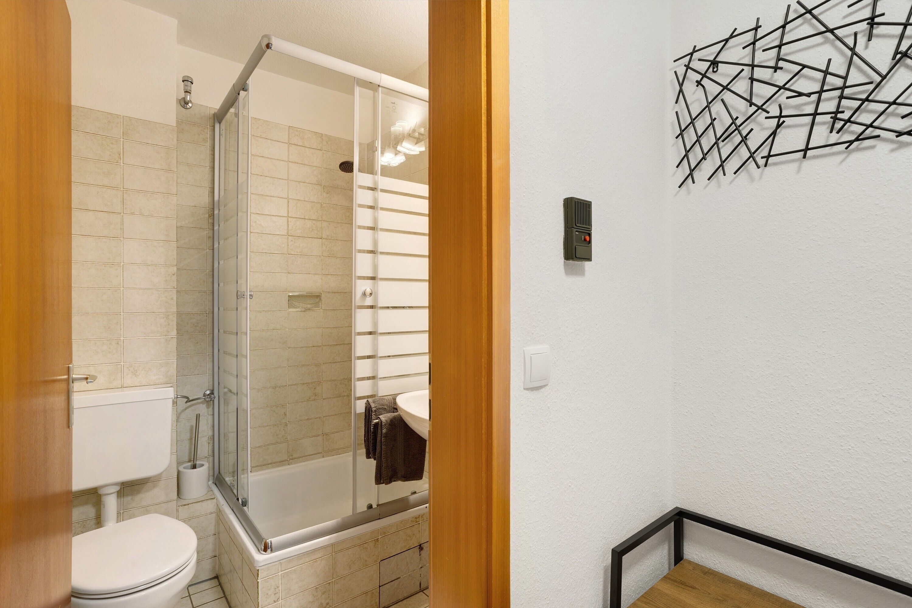 Une salle de bain avec des toilettes, une douche et un lavabo.