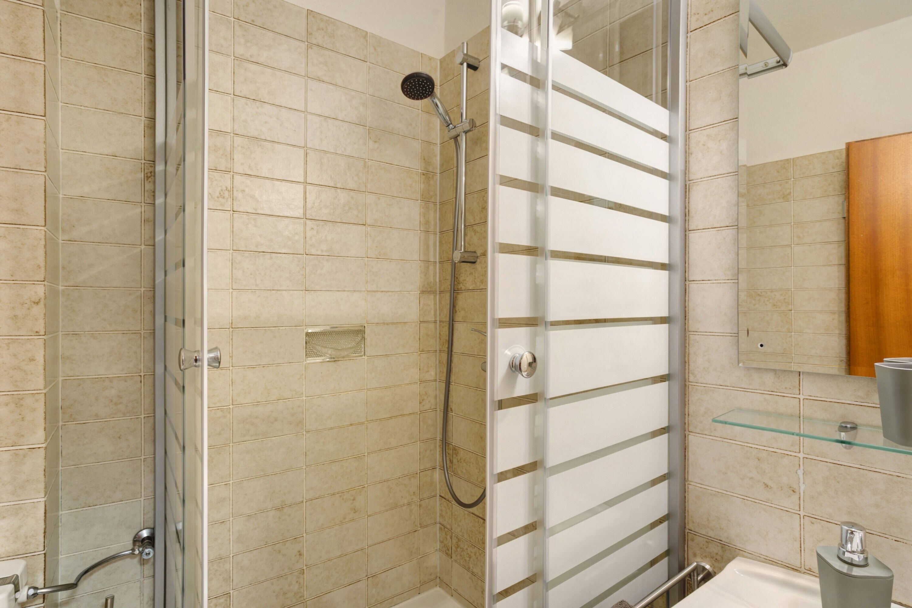 Shower, hair dryer, towels