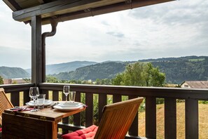 Outdoor dining - Studio Apartment 'Auszeit Am Fluss - Donau' with Balcony (Obernzell)
