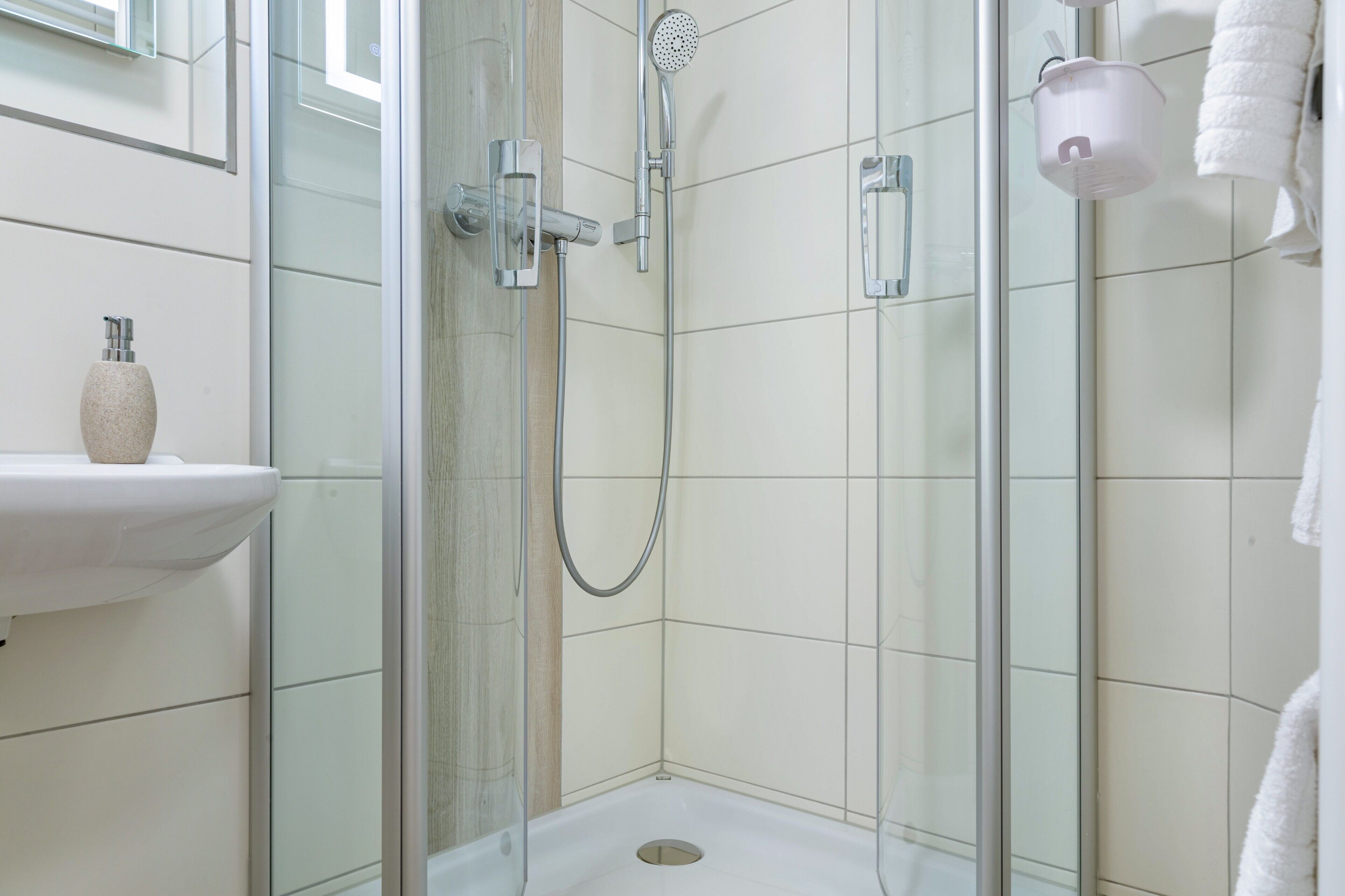 Dusche, kostenlose Toilettenartikel, Haartrockner, Handtücher