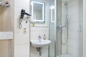 Dusche, kostenlose Toilettenartikel, Haartrockner, Handtücher