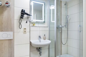 Suihku, hiustenkuivaaja, pyyhkeet