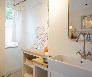 Suihku, hiustenkuivaaja