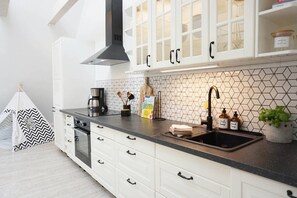 Jääkaappi, uuni, liesi, astianpesukone