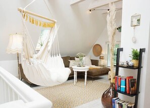 Televisie, een open haard en een tafeltennistafel