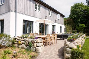 Outdoor dining - Apartment 'Kohstall' with Private Terrace, Shared Garden and Wi-Fi (Högel)