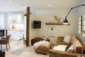 TV, fireplace, table tennis - Apartment 'Lütje Orange' with Private Terrace, Shared Garden and Wi-Fi (Högel)