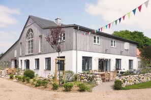 Exterior - Apartment 'Lütje Orange' with Private Terrace, Shared Garden and Wi-Fi (Högel)