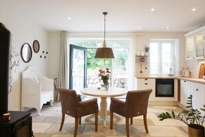 Interior - Apartment 'Lütje Orange' with Private Terrace, Shared Garden and Wi-Fi (Högel)