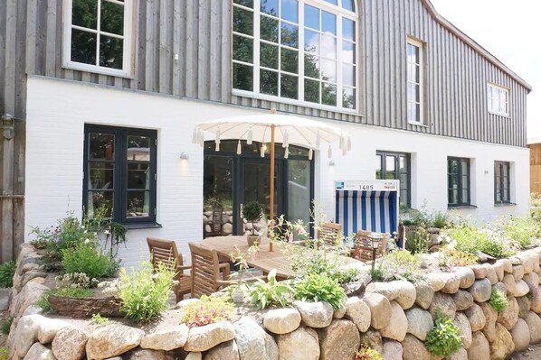 Outdoor dining - Apartment 'Lütje Orange' with Private Terrace, Shared Garden and Wi-Fi (Högel)