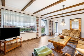 Fernseher, Tischtennisplatte, Stereoanlage