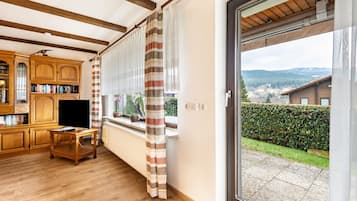 Een televisie, een tafeltennistafel en een stereo