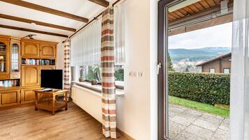 Fernseher, Tischtennisplatte, Stereoanlage