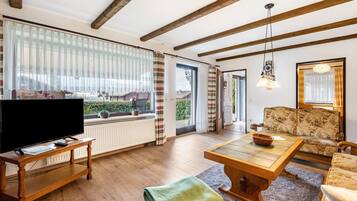 Fernseher, Tischtennisplatte, Stereoanlage