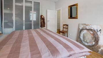 1 habitación, tabla de planchar con plancha, wifi gratis y ropa de cama