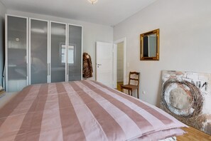 1 slaapkamer, een strijkplank/strijkijzer, gratis wifi, beddengoed