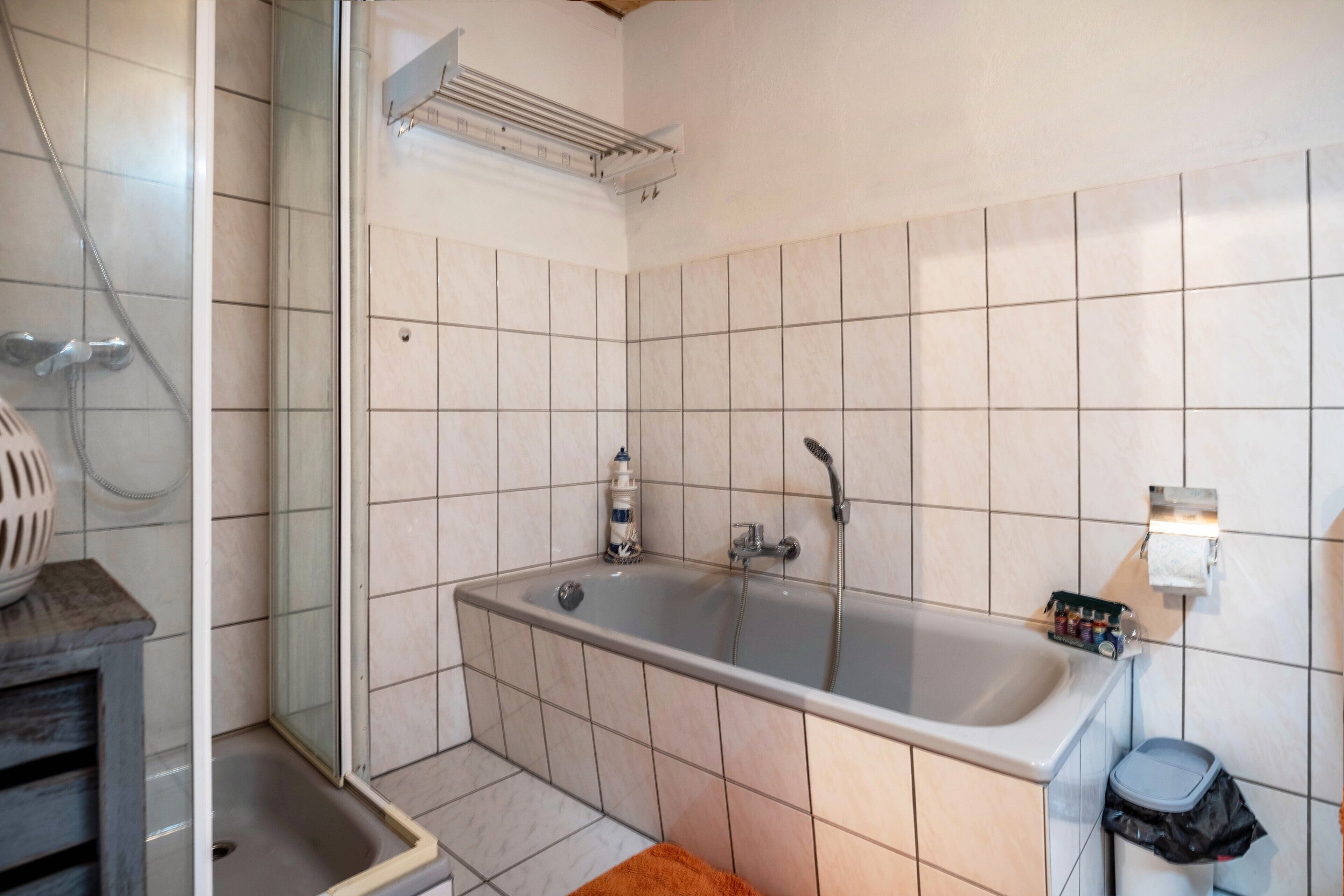 Chuveiro, toalhas de banho