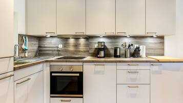 Kühlschrank, Mikrowelle, Ofen, Herdplatte