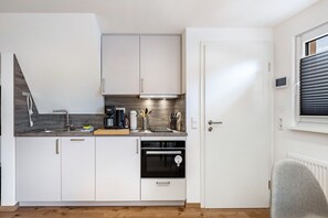 Jääkaappi, uuni, liesi, astianpesukone