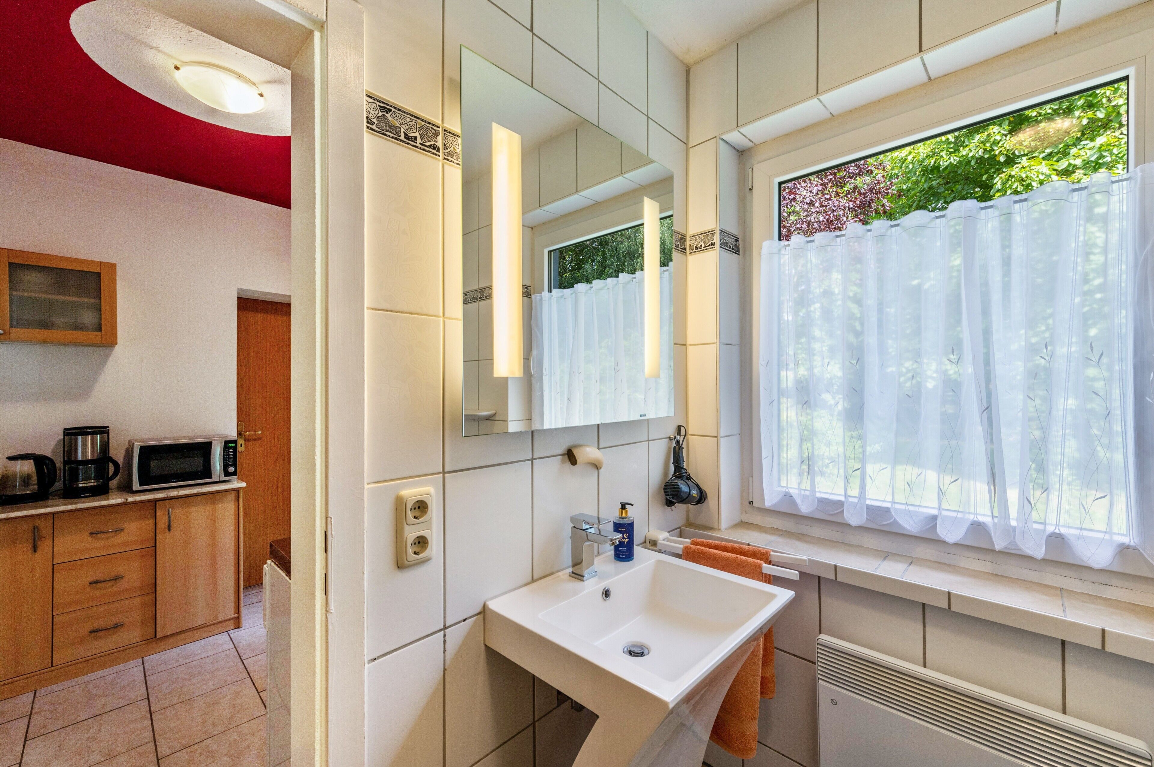 Kühlschrank, Mikrowelle, Herdplatte, Wasserkocher mit Kaffee-/Teezubehör