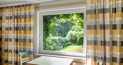 Ferienwohnung Am Wald" mit Gemeinschaftsterrasse, Gemeinschaftsgarten und Wi-Fi