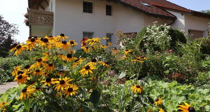 Apartment „Haus Doris“ mit Bergblick, Gemeinschaftsterrasse und WLAN