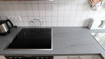 Køleskab, mikrobølgeovn, ovn, kogeplade