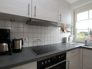 Fridge, microwave, oven, stovetop - Apartment 'Haus Doris' with Mountain View, Shared Terrace and Wi-Fi (Rickenbach)