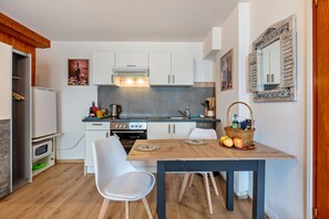 Jääkaappi, mikroaaltouuni, uuni, liesi