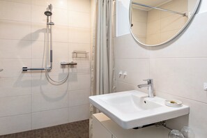 Ducha, secador de pelo y toallas