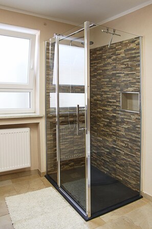 Een douche, een haardroger, handdoeken