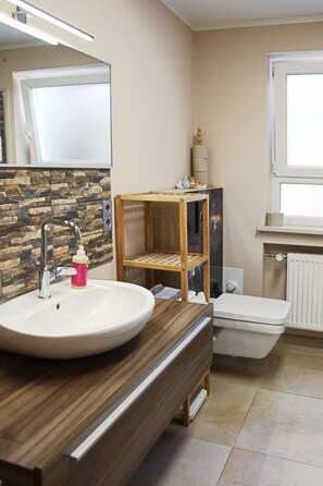 Een douche, een haardroger, handdoeken
