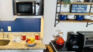 Refrigerador, microondas, cafetera y tetera y utensilios de cocina