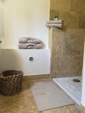 Shower, hair dryer, towels, soap - Petit mas en Provence (Tarascon)