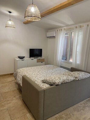 1 habitación, tabla de planchar con plancha, wifi y ropa de cama