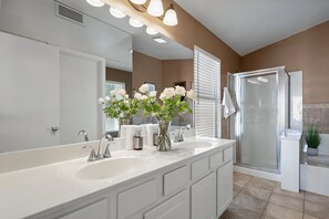 Regadera, secadora de cabello, toallas 