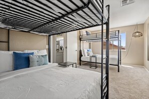 4 habitaciones, escritorio y tabla de planchar con plancha